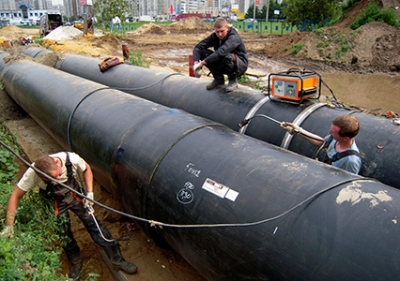 прокладка трубопровода в ППУ изоляции (Москва, район Марьино, август 2013 года)