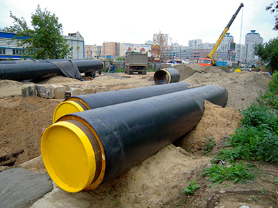 прокладка трубопровода в ППУ изоляции (Москва, район Марьино, август 2013 года)